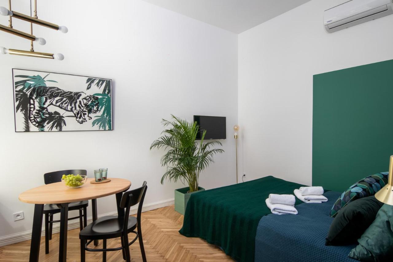 Barbacan Suites - Old Town Apartments - By Upstairs Kraków Exteriör bild